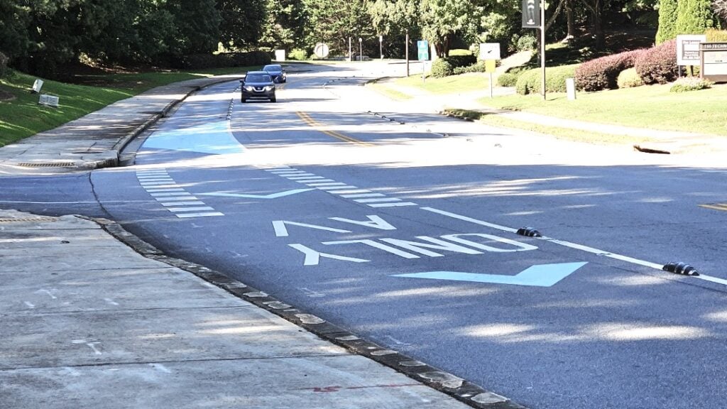 Kuva 5. Peachtree Cornersin alueella kulkee noin 5 kilometrin mittainen automaattiautoille varattu kaista.